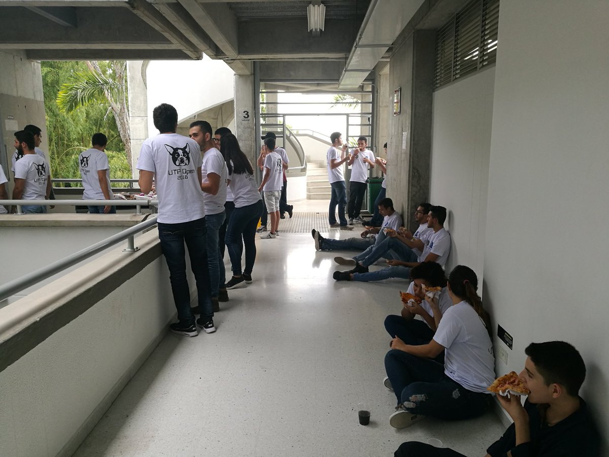 in_silicoUTP's tweet photo. Gracias a nuestros patrocinadores @siriushpc, @XergioAleX y @jh0nb3r tenemos un delicioso refrigerio para la maratón 🍕🍕 https://t.co/LKz5cw7bmc