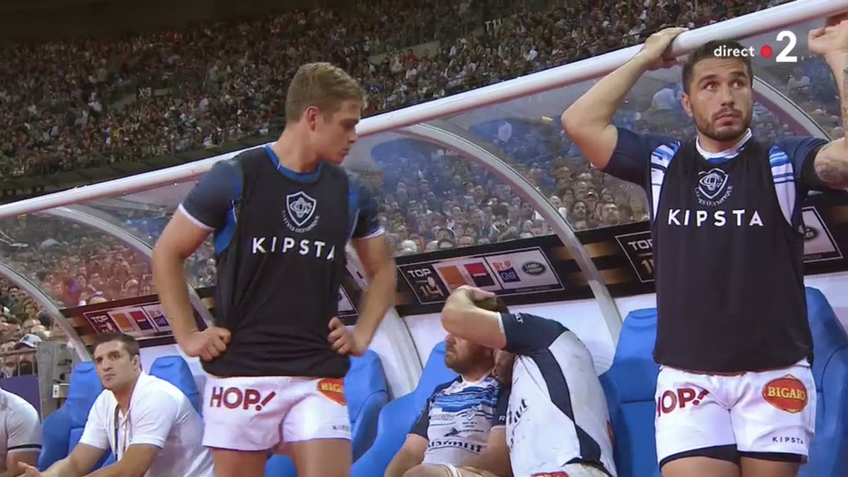 JDeneuve's tweet photo. Thibault Lassalle en arrière plan sur le banc pour soutenir ses collègues castrais sur le terrain! Il est soutenu par son papa @jeanlassalle dans le public! #AllezCastres @CastresRugby @TeamCastres @top14rugby @FFRugby @Occitanie @francetvsport @France2tv #FinaleduTop14 https://t.co/aeNnPMqqC9