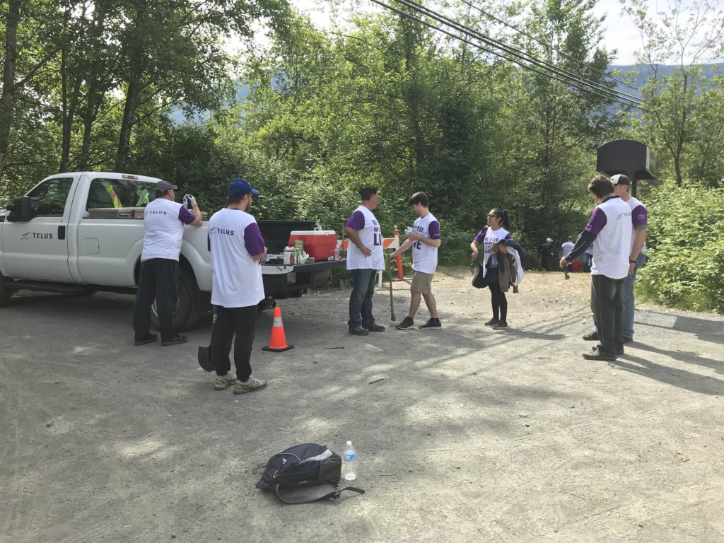 ZMansourati's tweet photo. Cleaning brush, removing tree trunks, and planting shrubs in Chilliwack. @TELUS #TELUS #TDOG #TelusDayOfGiving https://t.co/CawL7JDoZ9