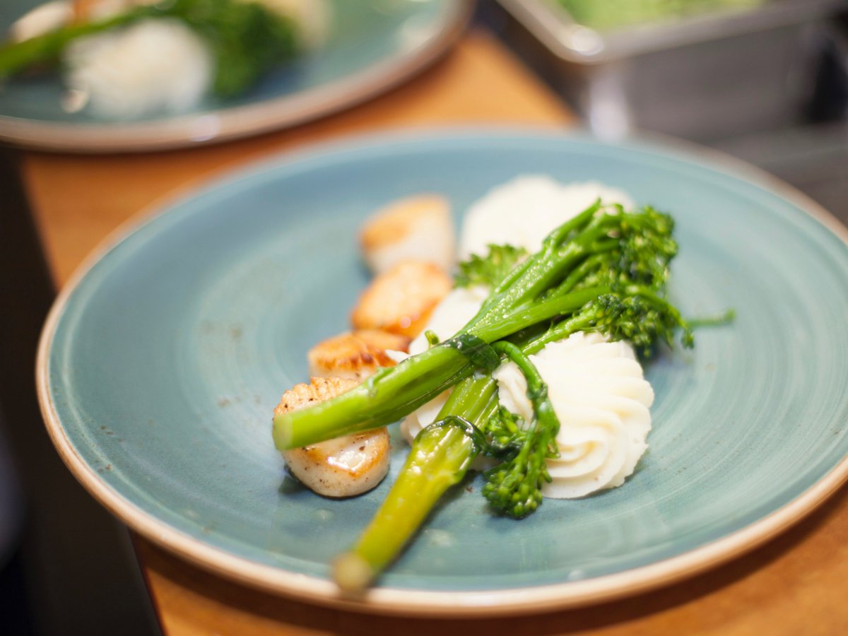 pierwcleveland's tweet photo. Looking to #KeepItHealthy? In case you didn't know, we have a special, simply-prepared seafood menu featuring items like Diver Scallops that are pan seared with extra virgin olive oil and typically served with Brussels sprouts and rosemary potatoes. #SimplyPrepared https://t.co/pXwhZXcWVs
