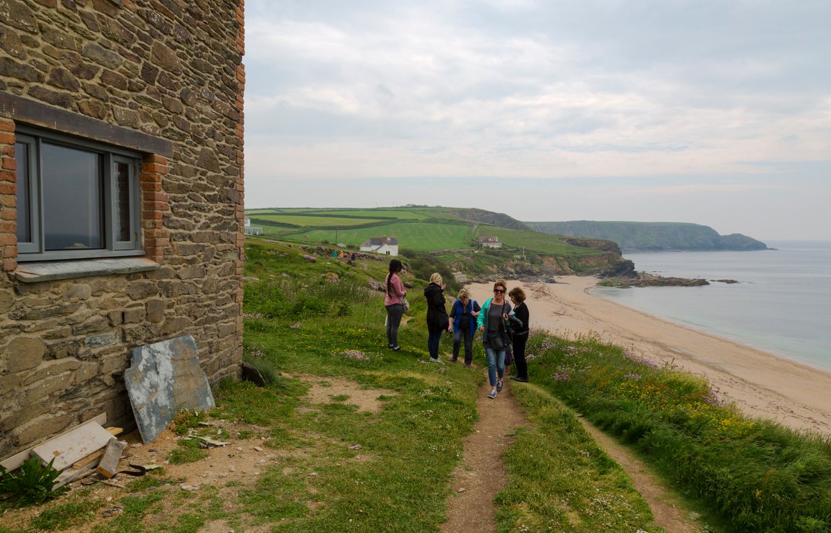 ToursPoldark's tweet photo. Images from the #magicofpoldark tour on May 29th our visitors from America having fun in Cornwall. https://t.co/KVZBQQfJ7a