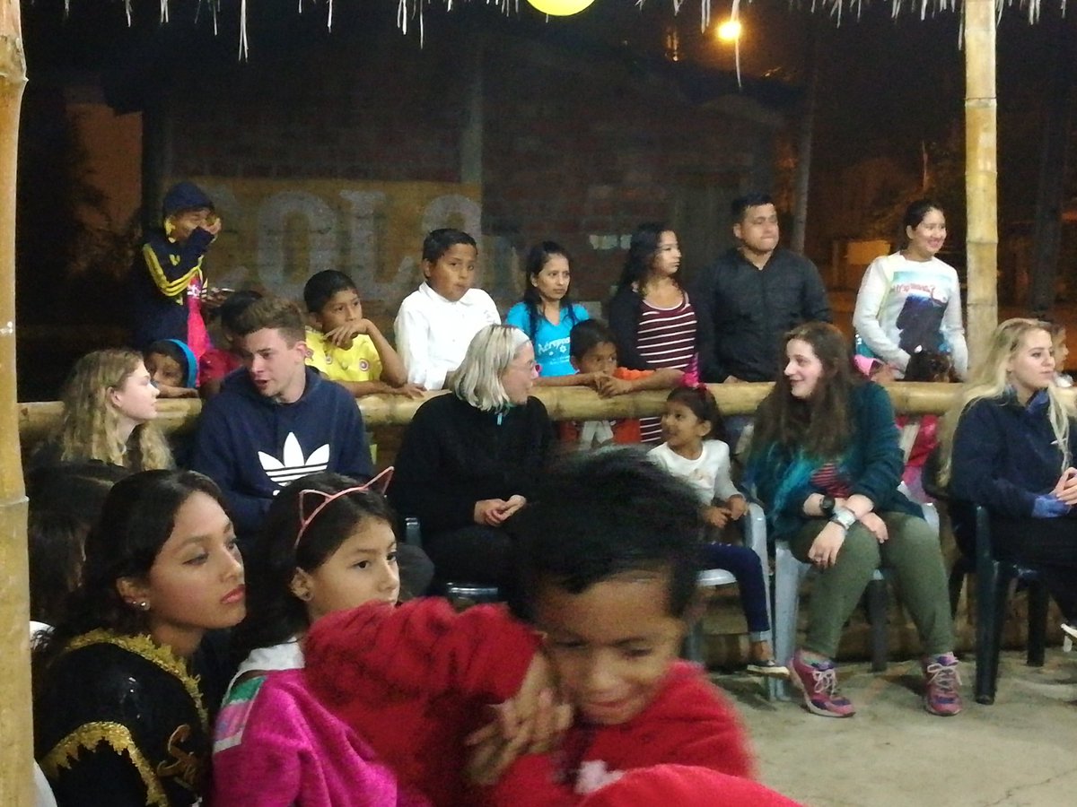 CampEcuador's tweet photo. In #Ecuador the 1st of June we celebrate El dia del niño, we celebrate children, last night #GapVolunteers were part of the community celebrations! #DoSomenthingAmazing #CampsEffect @CampsInt https://t.co/cAua3IdYjG