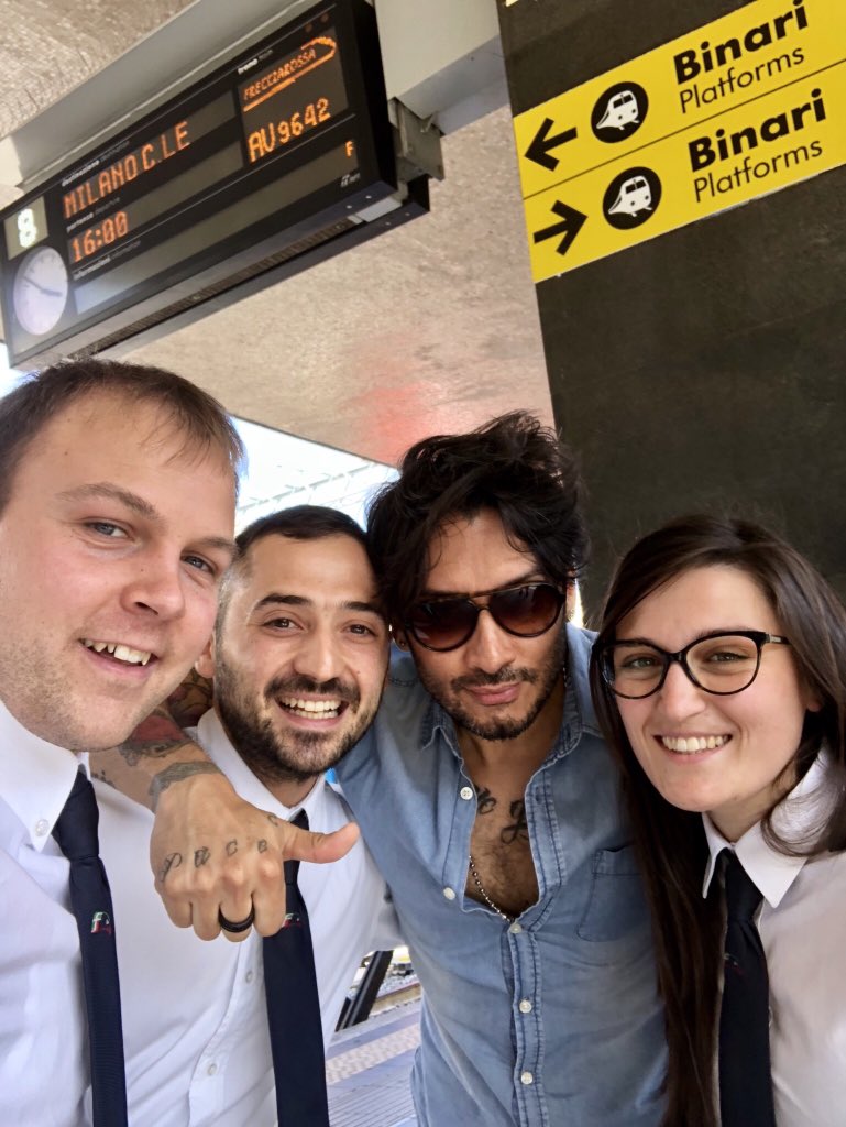 VincenzV's tweet photo. @FabrizioMoroOff  mitico! #FabrizioMoroRadioCityMilano #FabrizioMoro https://t.co/VzGzfVnl8Q