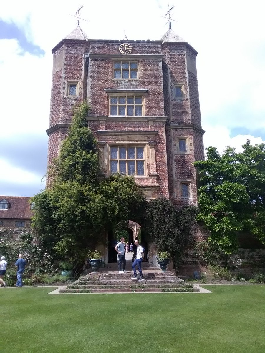 RichardBrownHT's tweet photo. Whilst in Kent (on the drive back from Belgium) I couldn't resist visiting @nationaltrust @SissinghurstNT again. Still the most romantic garden ever with a wonderful back story. A real national treasure. https://t.co/4T3eNGQEdl
