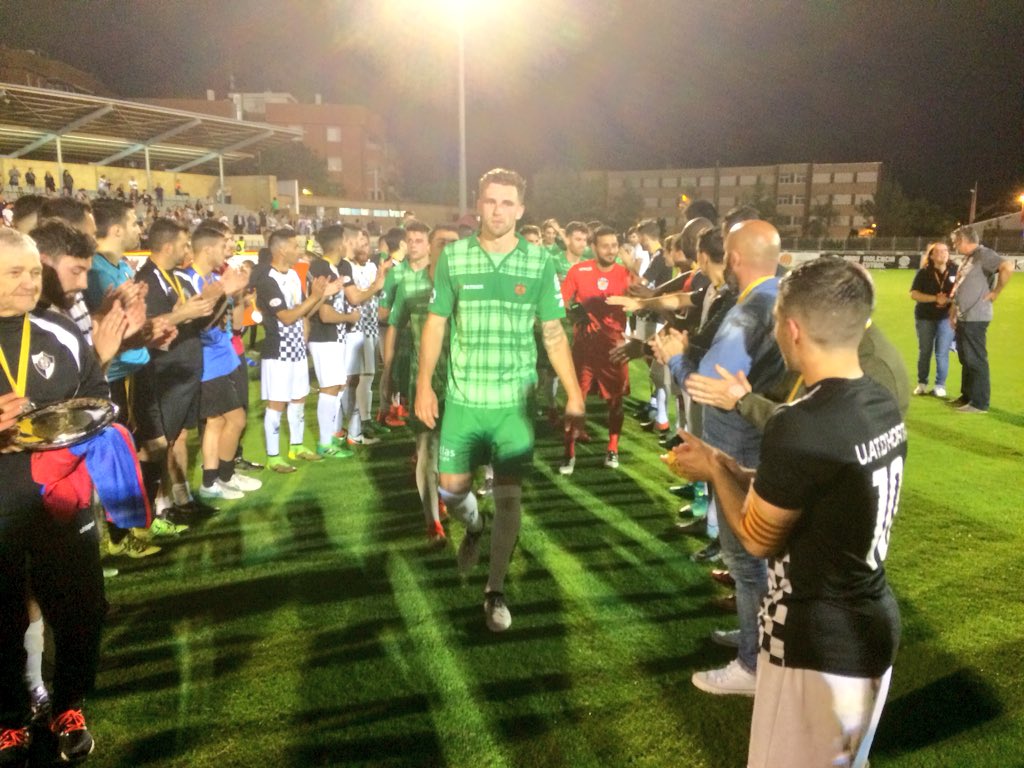 xandreu's tweet photo. Detall de fair play de @ue_cornella(3) i @UAtHorta(2) fent-se el passadís en l’entrega de guardons de la #CopaCat18 @FCF_CAT @esportcat #respecte https://t.co/UcwCZRQYbd