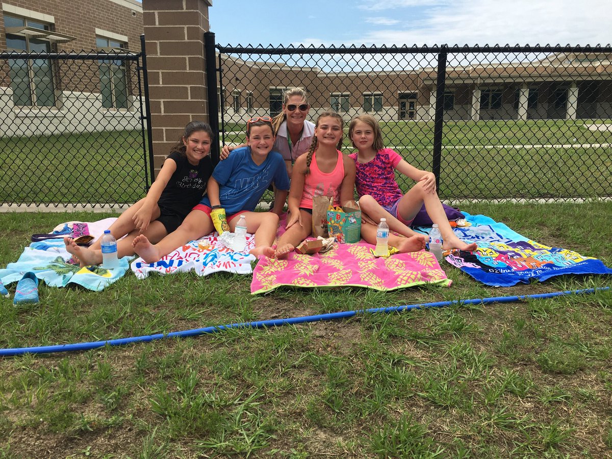 sprite4usc's tweet photo. Celebrating 5th grade with an awesome teacher! @MrsGeorgeDES @Kmiddle50 https://t.co/WYt0GPOyje