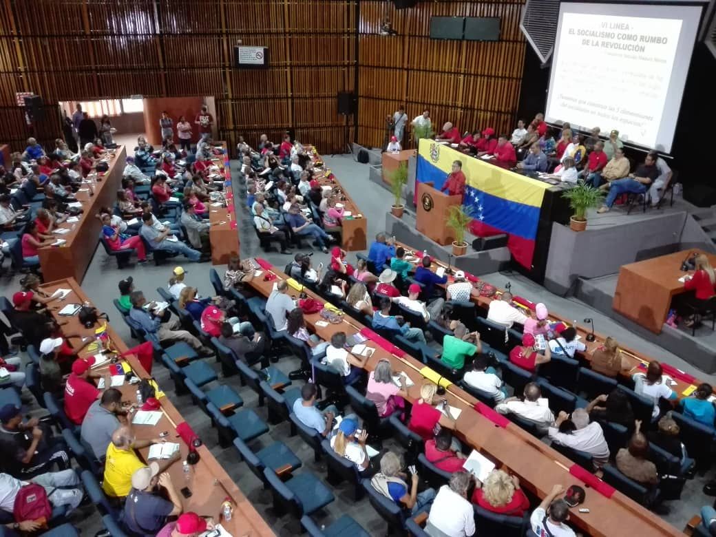 FlacoDeLasRedes's tweet photo. “La transformación viene del Poder Popular, del trabajo productivo desde las comunas como lo quería el Comandante Chávez”. Retomemos los caminos de Chávez ¡Comuna o nada! ¡Con el pueblo todo, sin el pueblo nada! Excelentes palabras de @JauaMiranda en el debate con el @PartidoPSUV https://t.co/U6HhJ63uuN