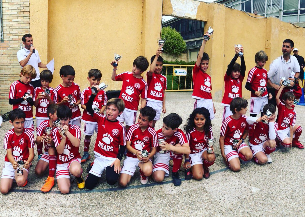 Nuestros Bears 🐻 de G2 recibieron sus copas de Final de Temporada en Veritas!!! #gobears