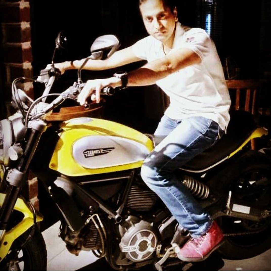 sanjivvakharia's tweet image. #NewProfilePic #ducatiscrambler perfect for Indian road conditions 
#dailycommuter