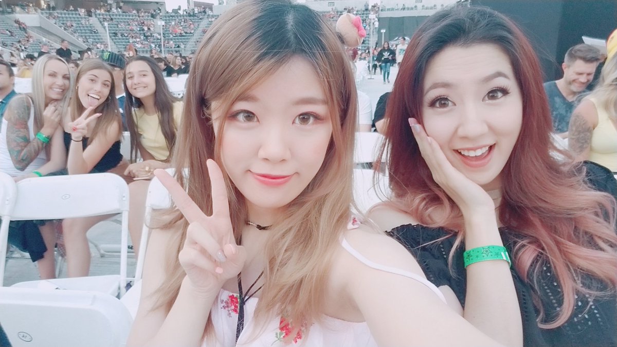 iGumdrop's tweet photo. leslie and i already made some friends at wango tango concert😂 https://t.co/k22P83GSTj