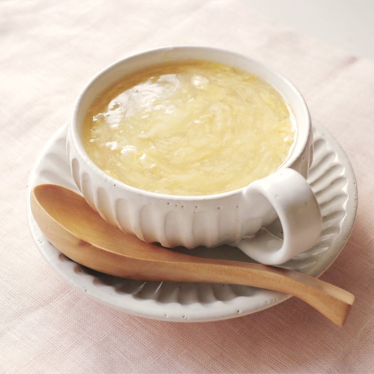 有賀 薫 Pa Twitter ぽってりたまごのスープ 片栗粉の割合を多くして とろみの度合いを強めにしたブイヨンに卵を流し入れます 卵のくず湯みたいな感じ 普段の卵スープとはすこし違った お腹の中からあったまるようなスープになりました スープ365