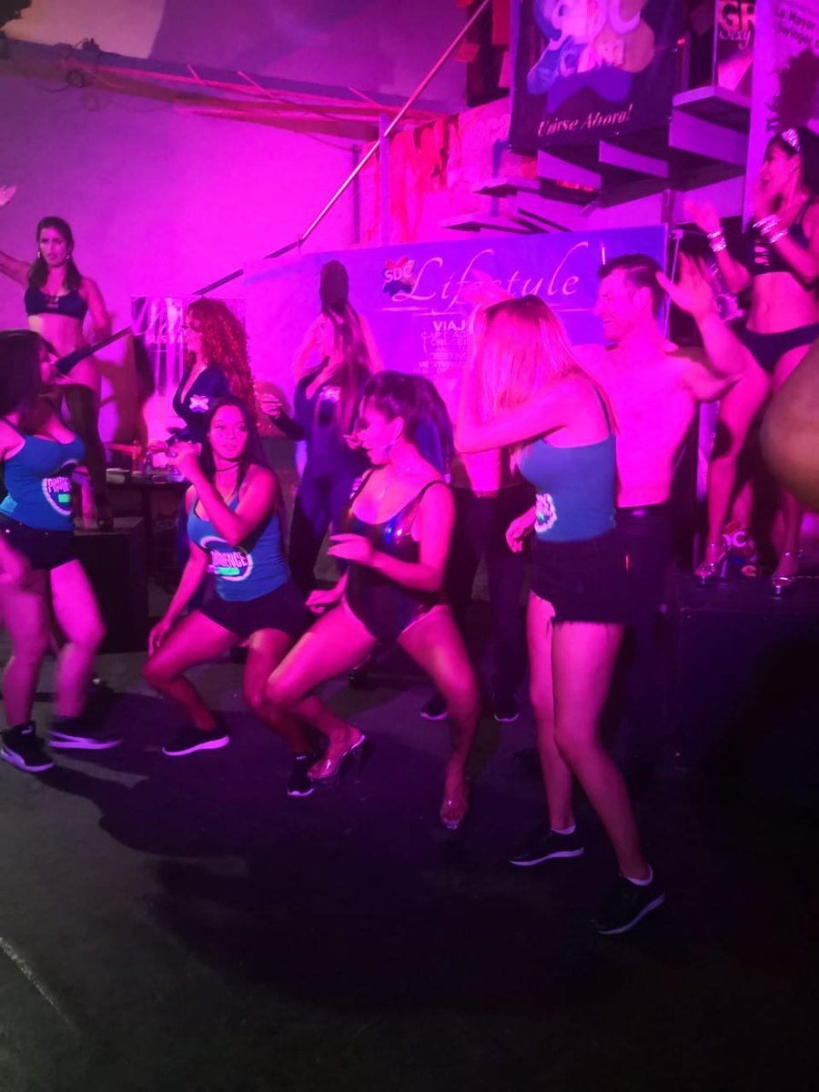 PrudenceMexico's tweet photo. Bailando con @mujerlunabella en la @ExpoSexoErotic #PrudenceNeon #ProtegeteYBrillaras https://t.co/dvTHFV765q
