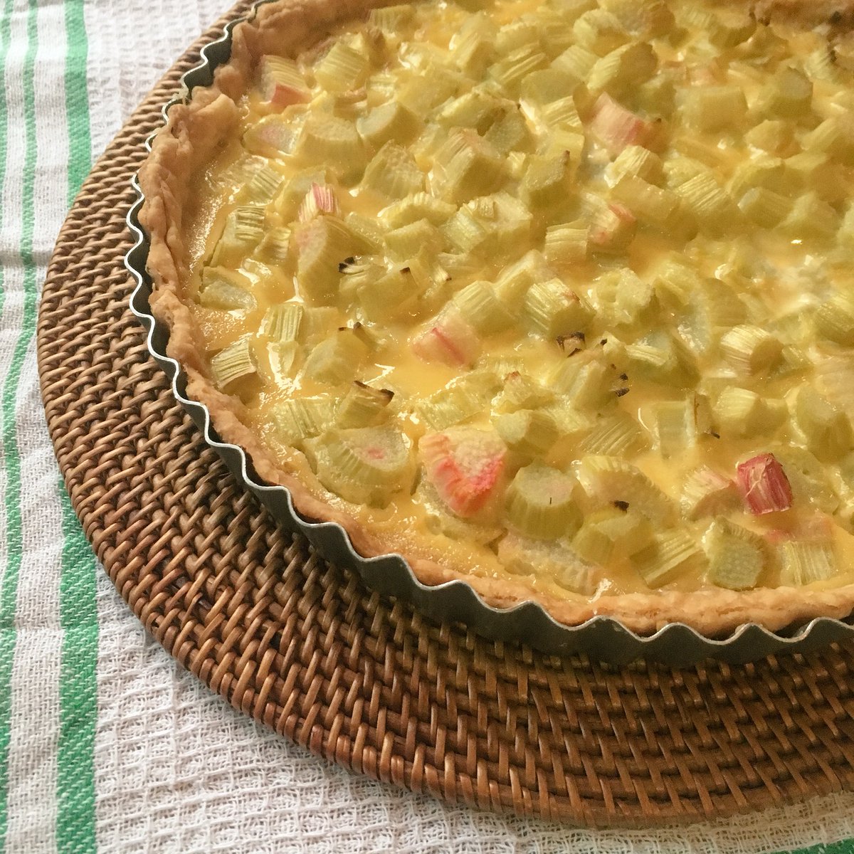 ふね Twitterren ルバーブのタルト おかずのキッシュみたいな見た目だけれど 冷やすと美味しい夏の爽やかデザートです 作り方は空焼きした折りパイをお皿にして砂糖多めのクラフティを焼く感じ 今回は香り付けにラムを入れたけれど 焼き上がりにレモンの皮を下ろし ふね Twitterren ルバーブのタルト おかずのキッシュみたいな見た目だけれど 冷やすと美味しい夏の爽やかデザートです 作り方は空焼きした折りパイをお皿にして砂糖多めのクラフティを焼く感じ 今回は香り付けにラムを入れたけれど 焼き上がりにレモンの皮を下ろし