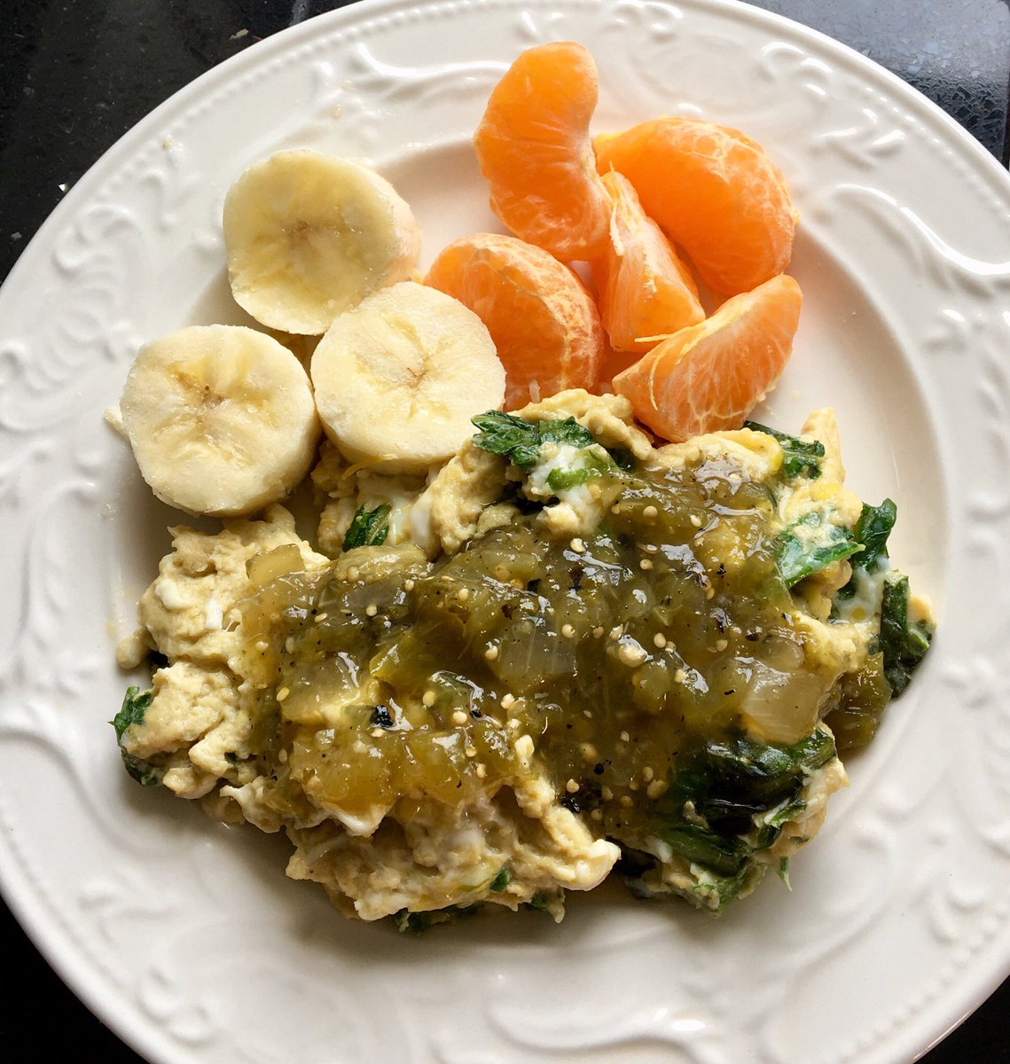 PrimitivePalate's tweet photo. Breakfast = scrambled eggs🥚 w kale and green sauce, banana🍌 + mandarin🍊 slices. 
.
.
.
#egg #Paleo #primal #LCHF #jerf #fruit #breakfast #pre-workout https://t.co/xuwXCAwDlC