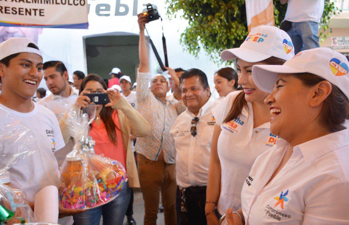 CTEPComunica's tweet photo. @CTEP_PUEBLA:Acudimos a Huejotzingo a la protesta del comité municipal @Compromiso_Pue,con el candidato #DavidGorzo, junto a la presidenta de #CPP #LauraEscobar. Nuestra presidenta #ErikaDíaz #DePieYSiempreUnida con ls transportistas de Huejotzingo #VamosConTodo con @MarthaErikaA https://t.co/KECxvc4bmS