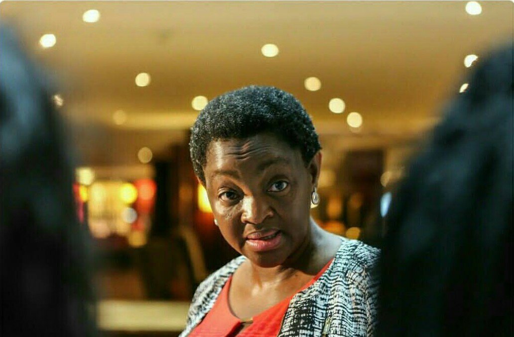 memedeveloper1's tweet image. Couples are chasing money together you and your baboon are still arguing who should text first