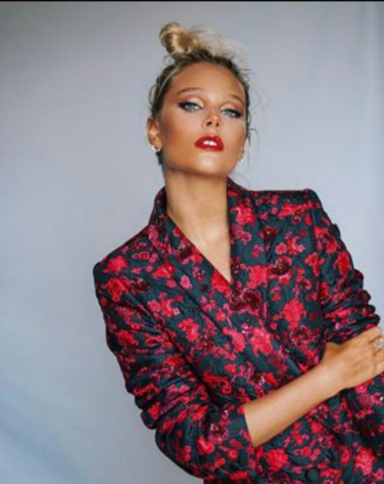 Worlds change when eyes meet