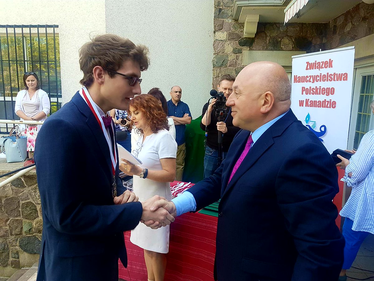 PLinToronto's tweet photo. 47 najlepszych uczniów ze szkół polonijnych w Kanadzie odebrało dziś medale i dyplomy na gali #UczeńRoku w ogrodzie #PLinToronto Dziękujemy Związkowi Nauczycielstwa Polskiego w Kanadzie za wychowywanie kolejnych pokoleń Polaków w Kanadzie https://t.co/IyNCKRarZX