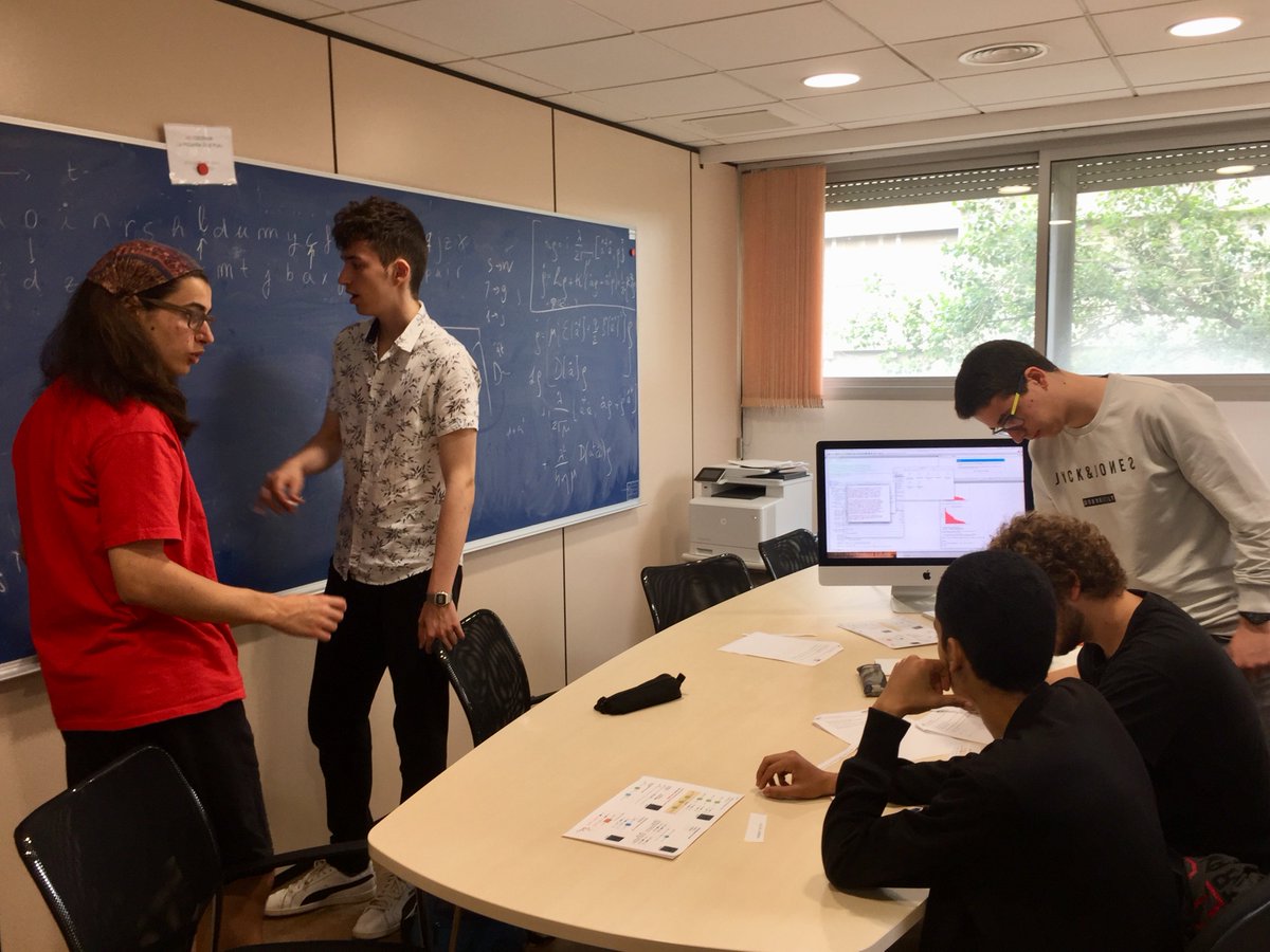 GIQ_BCN's tweet photo. Saturday at GIQ with gorgeous 'mad about physics' high schoolers. The bit, the qubit, Alice (Eve) Bob, and Bell with a taste of #IBMQuantumExperience. #BojosperlaFísica @PedreraCiencia @UABBarcelona. https://t.co/zlCETSJoLz