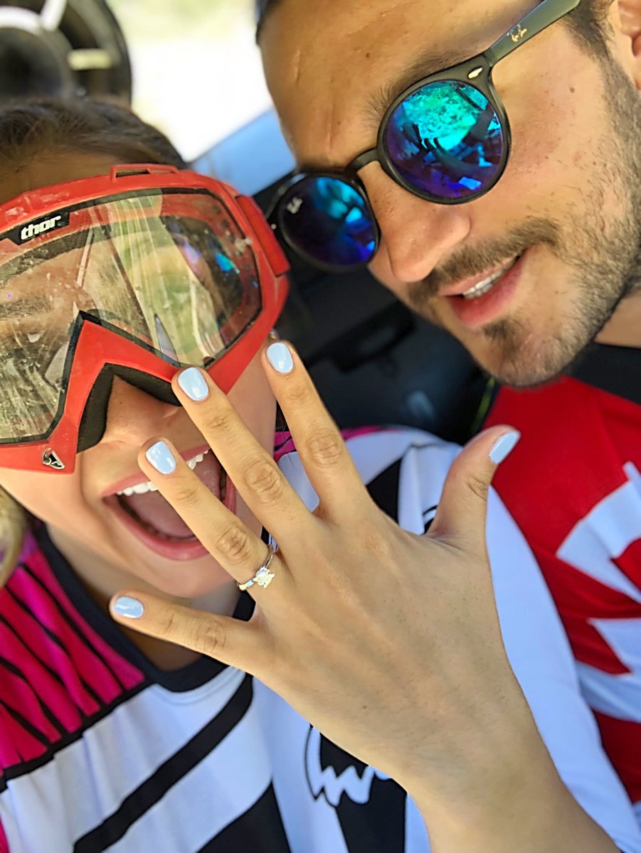 jimenalongoria's tweet photo. NO ME LA CREOOOOOOOOOO!!!! GRACIAS POR LAS FELICITACIONES!!!!!! ME CASOOOOOO 🆘 🆘 🆘 https://t.co/GlS87hDiDY