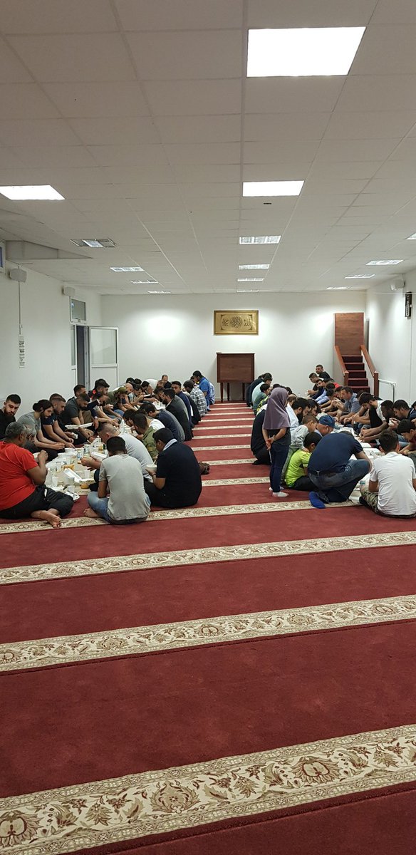 tuncelpolat's tweet photo. Bugün bize bereketli bir iftar proğrami nasip eden Allah'a hamd olsun. Programimiza katilan diğer vakif ve derneklerden, kardeşlerimize hocamizin son durumunu anlattik. Özellikle hocamizin içinde bulunduğu şartlari anlatinca çok şiddetli bir şekilde bunu yapanlari kinadilar https://t.co/P6oIgw3Iw7