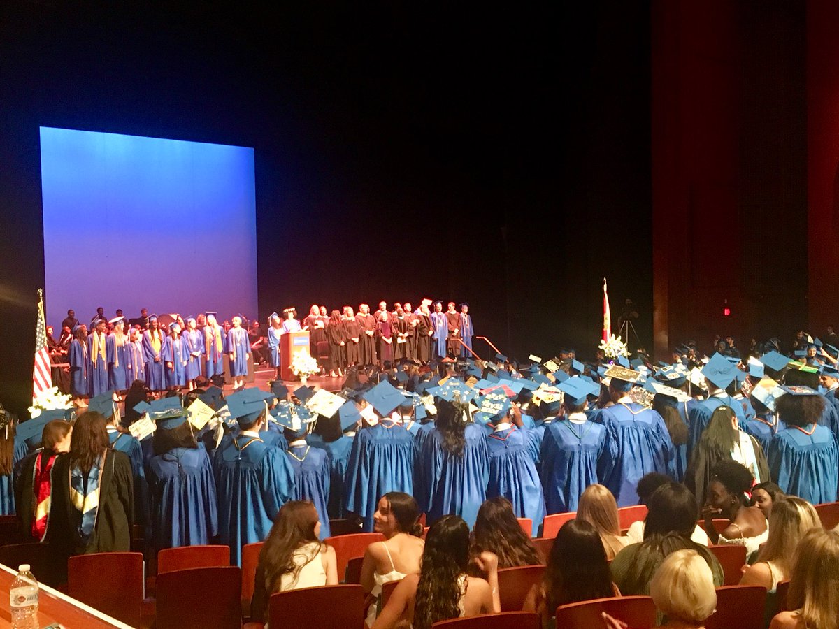 flhs_magnet's tweet photo. Congratulations to @FLHS18!!! We love you and are sooo proud 👩‍🎓👨‍🎓❤️🎉🙌🏼 #GraduationDay #classof2K18 #StrongAndTrue #WhiteAndBlue #imnotcryingyourecrying @flhsprincipal https://t.co/13vgJ1HaTH