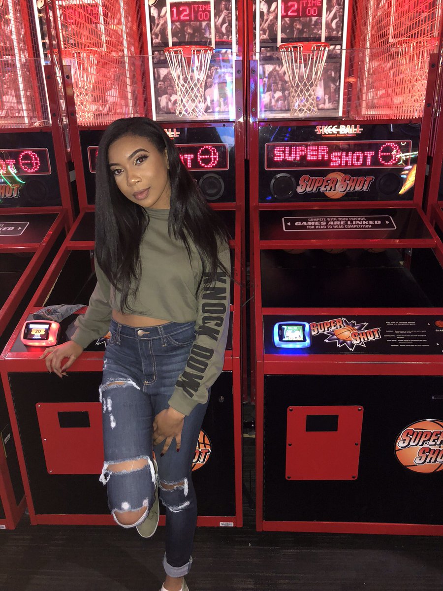jadaagorgeous_'s tweet photo. let's face it I'm curry, with rings like lebron 🏀 https://t.co/8z4YcqaRiO