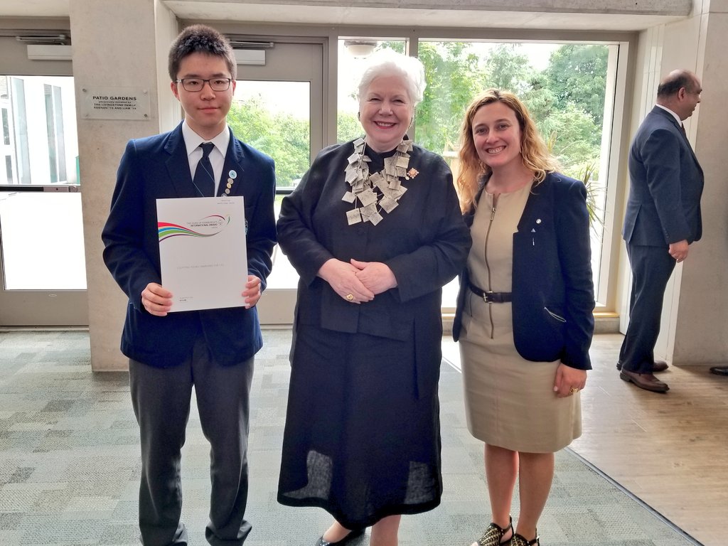 DukeofEdAppleby's tweet photo. Congratulations to Car Peng (S2) on receiving his Silver Duke of Ed certificate from @LGLizDowdeswell. Thanks to our hosts @Crescent_School #dukelife @dukeofedontario https://t.co/fgFfMiuhAw