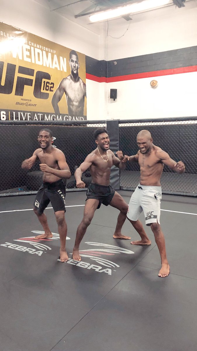 funkmasterMMA's tweet image. 3 Sterling Brothers! 3 Styles of FUNK!
Tune in June 16th to see my brother, Troy Sterling, in the Main event of PA Cage Fights and the “Funk Monster”, Kelvin Sterling, on the undercard!
•
instagram.com/p/BjitfrKFG_J/
#Family #Brothers #FunkJitsu
