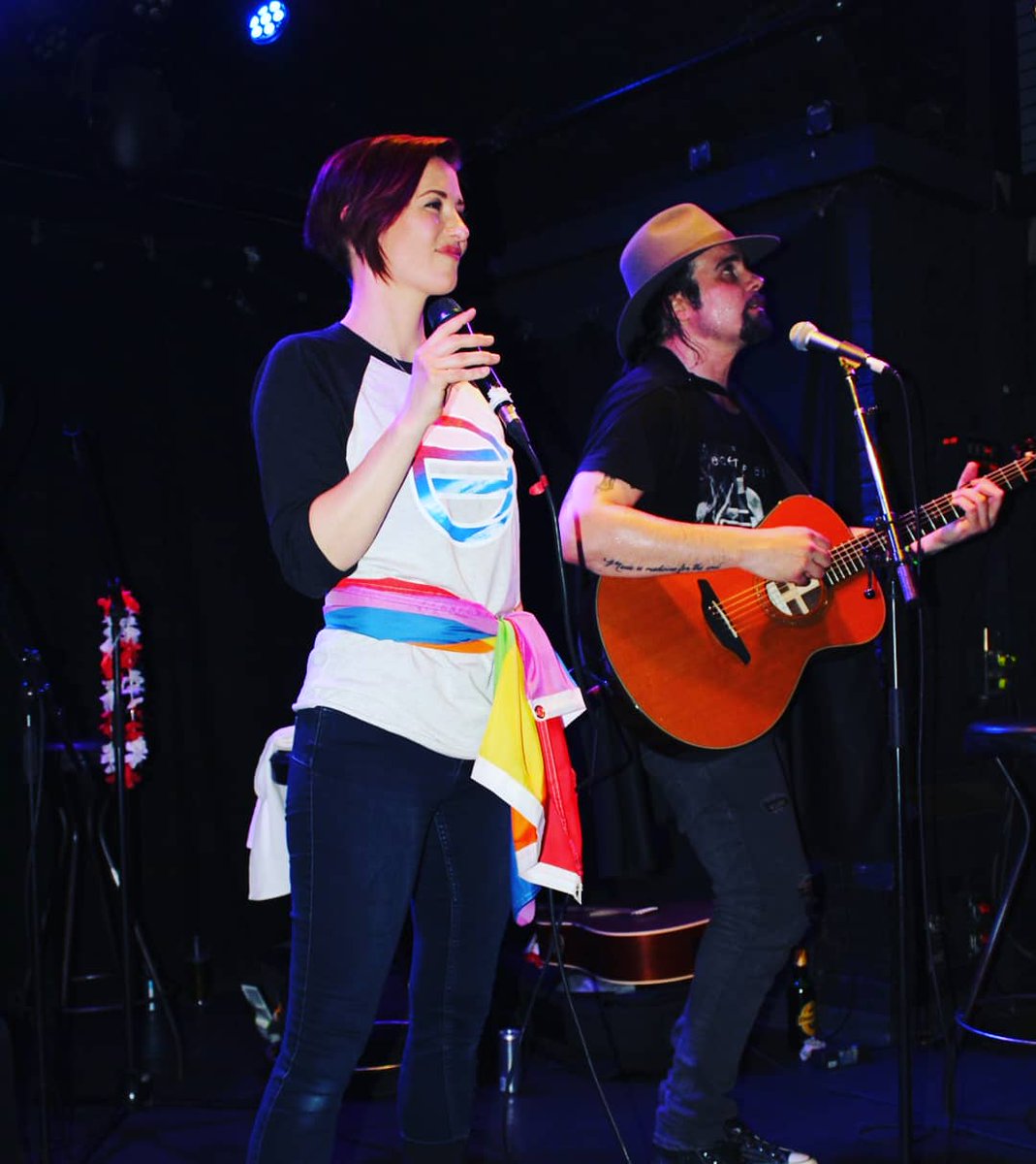 TravelerClaudi's tweet photo. #ChylerLeigh and #eastofeli   at the #eoeXtour concert in #vienna 😍 https://t.co/NQLCayBo8e