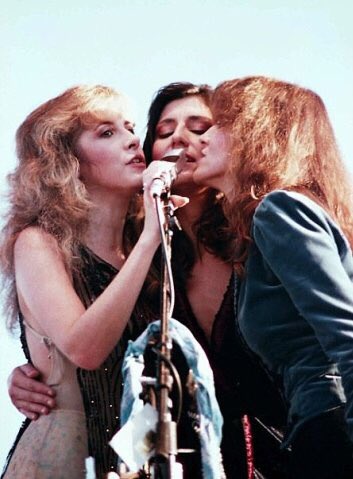 StevieNicksEdge's tweet photo. Three Sisters #StevieNicks #FleetwoodMac #beautiful #vintage #70s #80s #follow https://t.co/LH2OmqOhj8