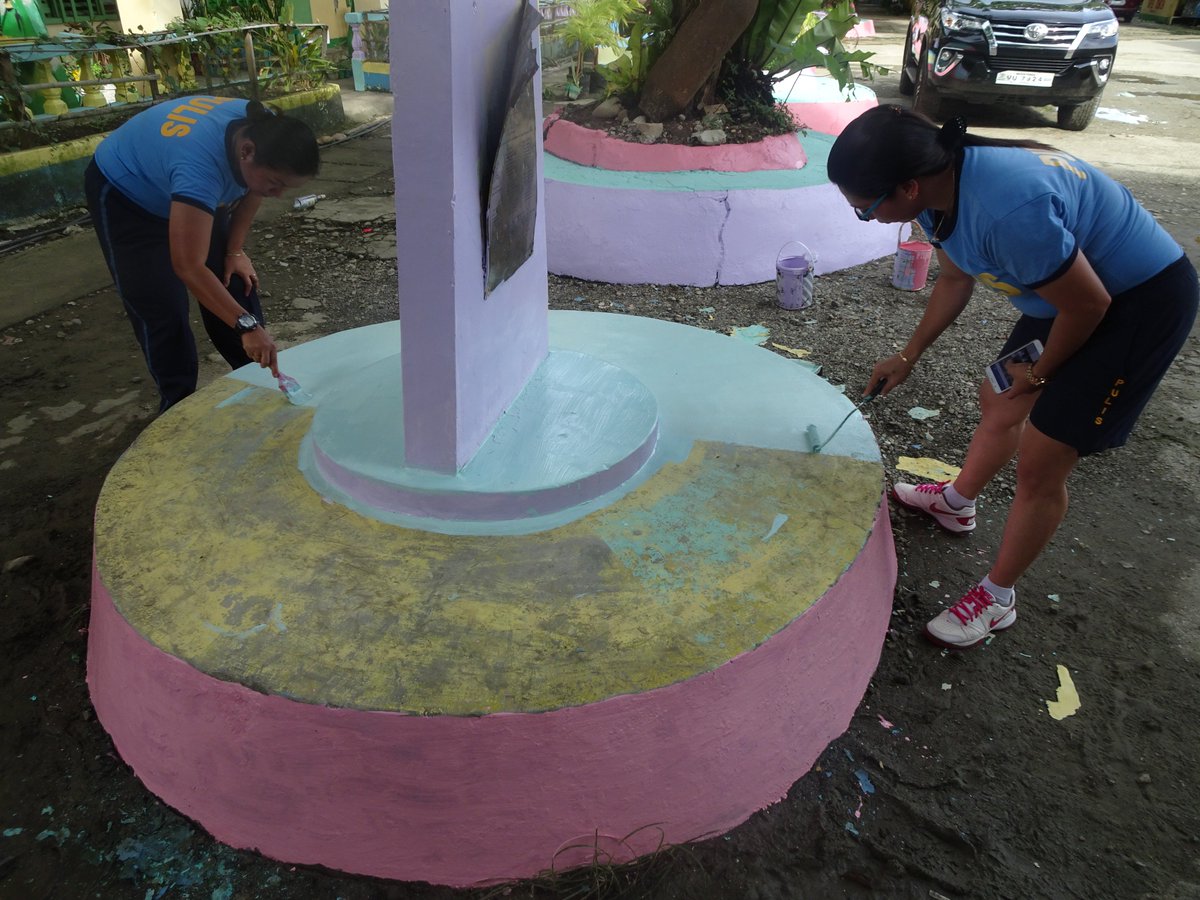SCPS_PCR's tweet photo. Surigao City Police Station personnel led by PSINSP DOROTHY M TUMULAK, WCPD/PCR Officer joined during the Brigada Eskwela in Mariano Espina Memorial Central Elementary School (MEMCES), Brgy. Taft, Surigao City. https://t.co/ZDTKC0ihUm