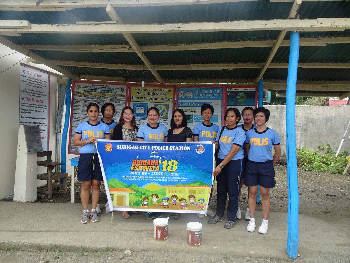 SCPS_PCR's tweet photo. Surigao City Police Station personnel led by PSINSP DOROTHY M TUMULAK, WCPD/PCR Officer joined the Brigada Eskwela in Taft National High School, Brgy. Taft, Surigao City. https://t.co/66acnMrYy0