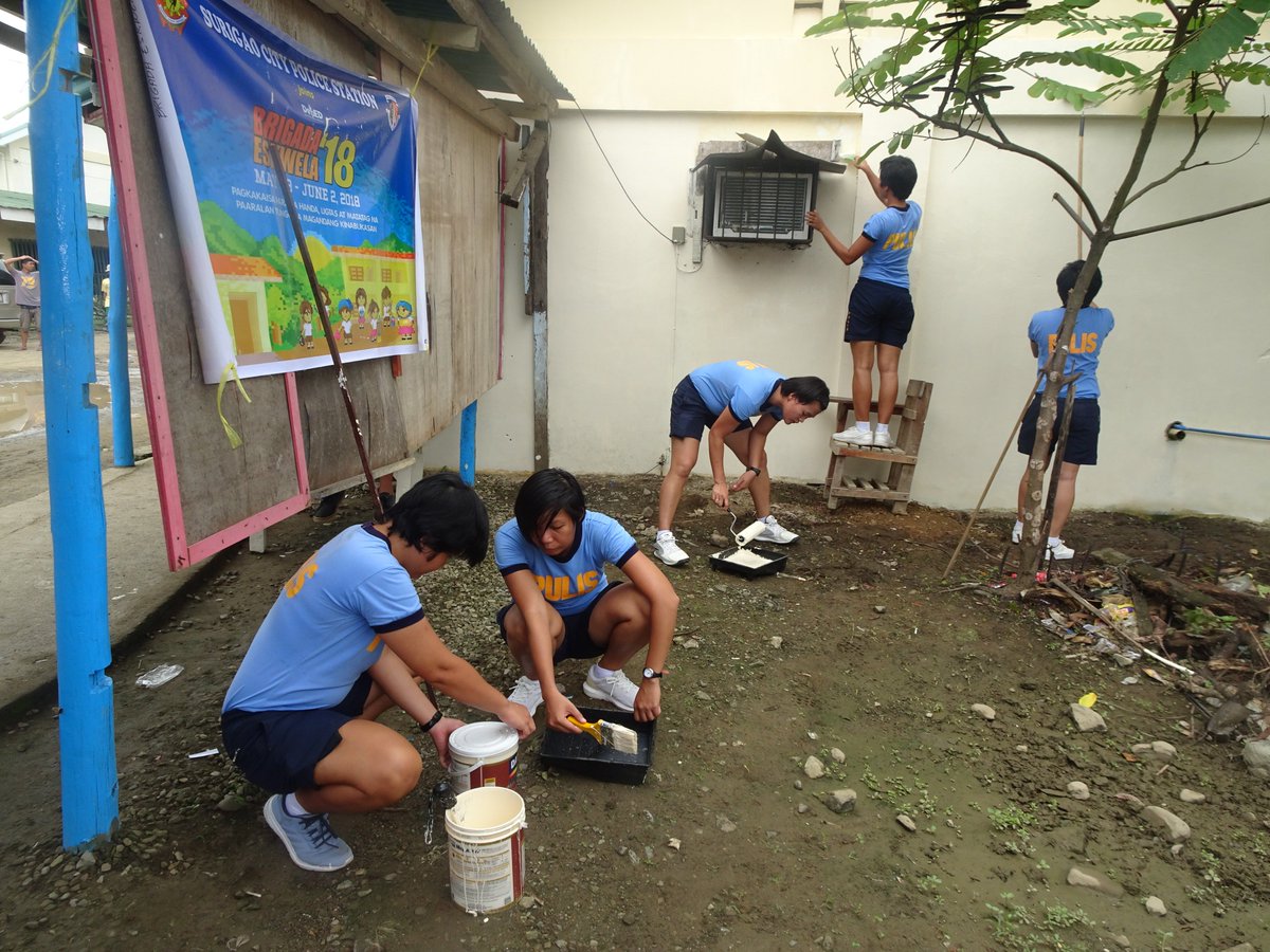 SCPS_PCR's tweet photo. Surigao City Police Station personnel led by PSINSP DOROTHY M TUMULAK, WCPD/PCR Officer joined the Brigada Eskwela in Taft National High School, Brgy. Taft, Surigao City. https://t.co/66acnMrYy0