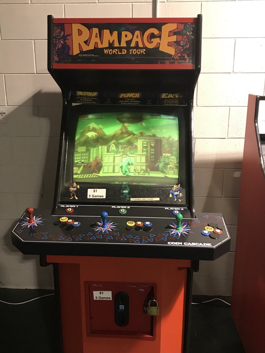 Christ_Monkey's tweet photo. Think I’ve discovered where arcade machines go to die... #pleaseinsertcoin #wornout https://t.co/3NW75GgCH0