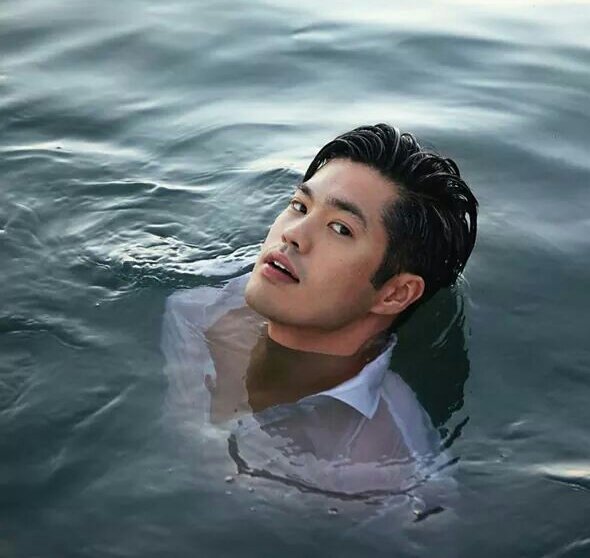 phosigal's tweet photo. ross butler 🍃 https://t.co/ZvWX3g8jo6