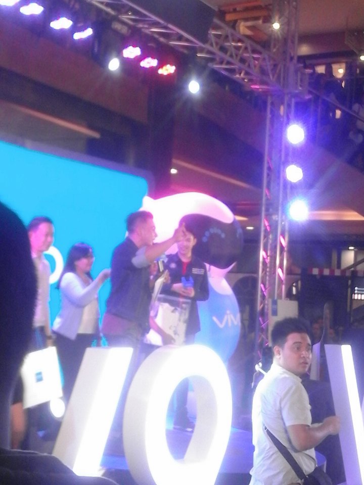 lovelyannteoric's tweet photo. DARREN Vivo Mall Tour Live at SM City CEBU 😍😘💚💚💚 https://t.co/KboctrRFpz