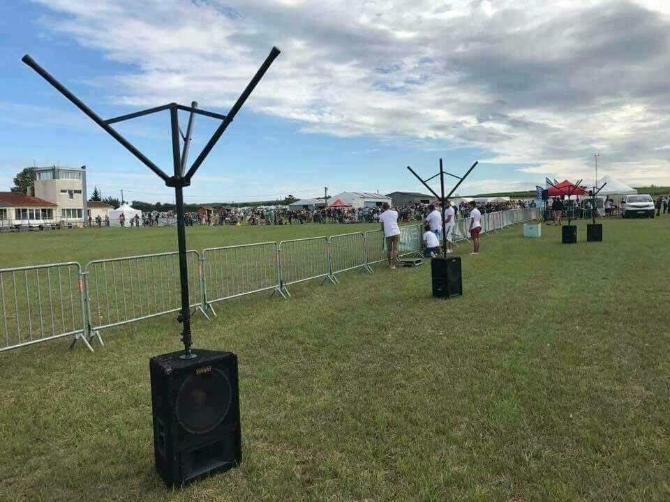 otmeahij's tweet photo. A: Har du ställt ut högtalarna?
B: Jadå, och fällt ut antennerna.
A: Antennerna? https://t.co/4gFzk5OBKv