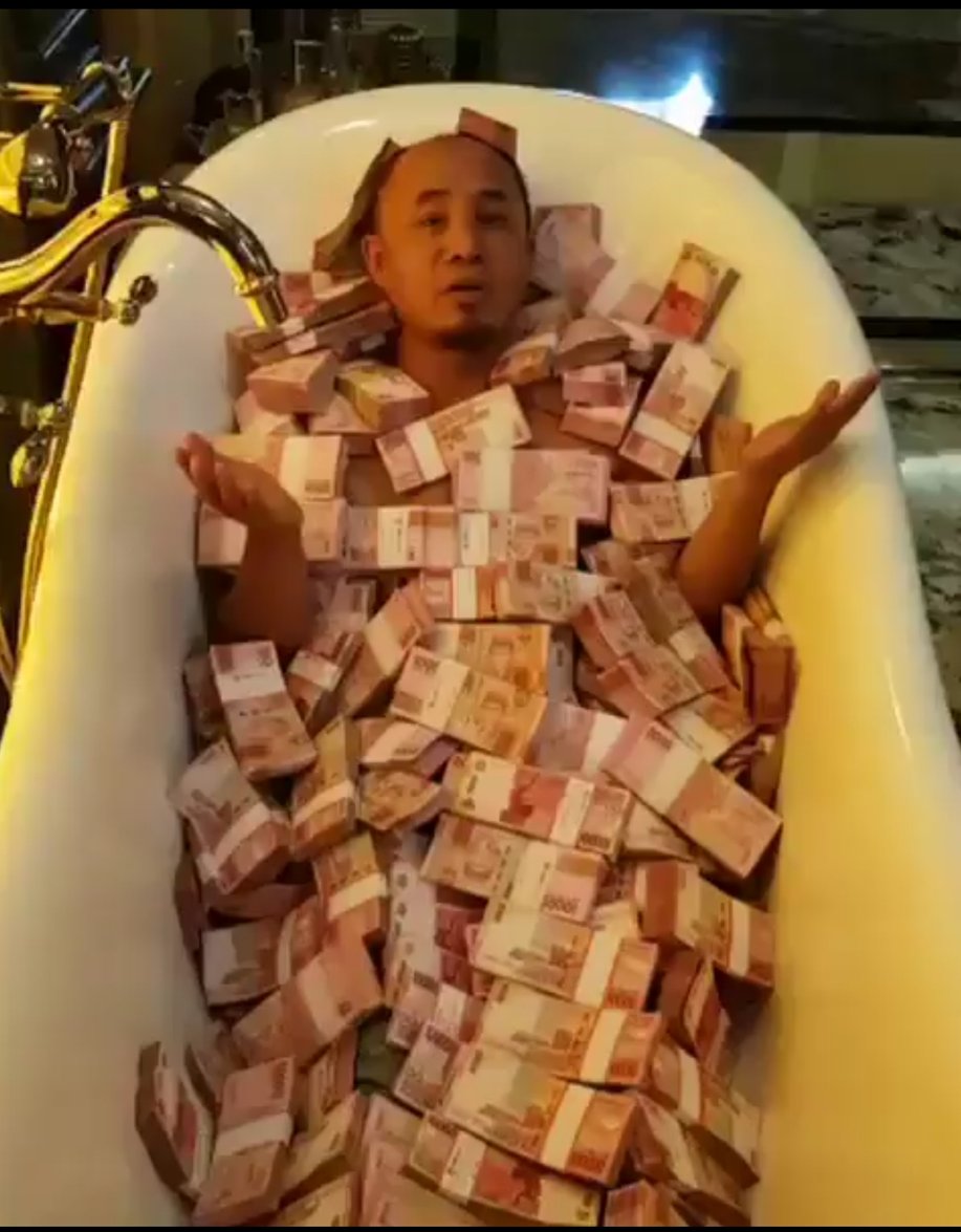 detikcom's tweet photo. Pria Ini Mandi Duit di Bathtub, Janji Dibagi untuk Amal https://t.co/AY3qpuO08c https://t.co/B2oEkEZHB4