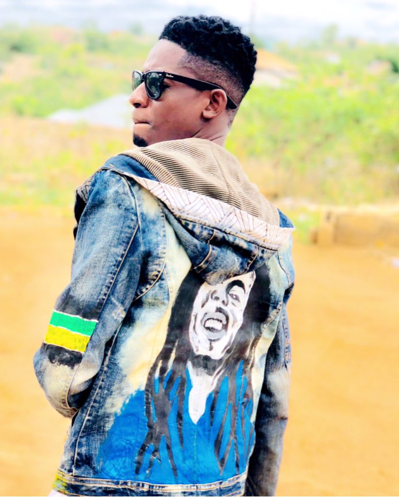 aladimma_'s tweet photo. The name is AZACH. We can paint anything you want on denim/jean/jacket/cloth/shoe 08064792146 https://t.co/jklkURzbLq