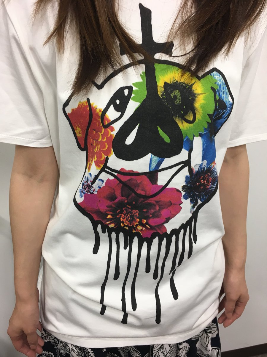 MOSES_HORNS's tweet photo. ◉PigFlowerT
15,000円（税別）
MOSES人気の豚が華やかなお���を纏ったデザインで登場‼︎
これからのシーズンにピッタリな一枚です。
［COLOR] WHITE、BLACK
［SIZE] 44,46
https://t.co/DDiqL7fsST https://t.co/oVVrNrpQBf