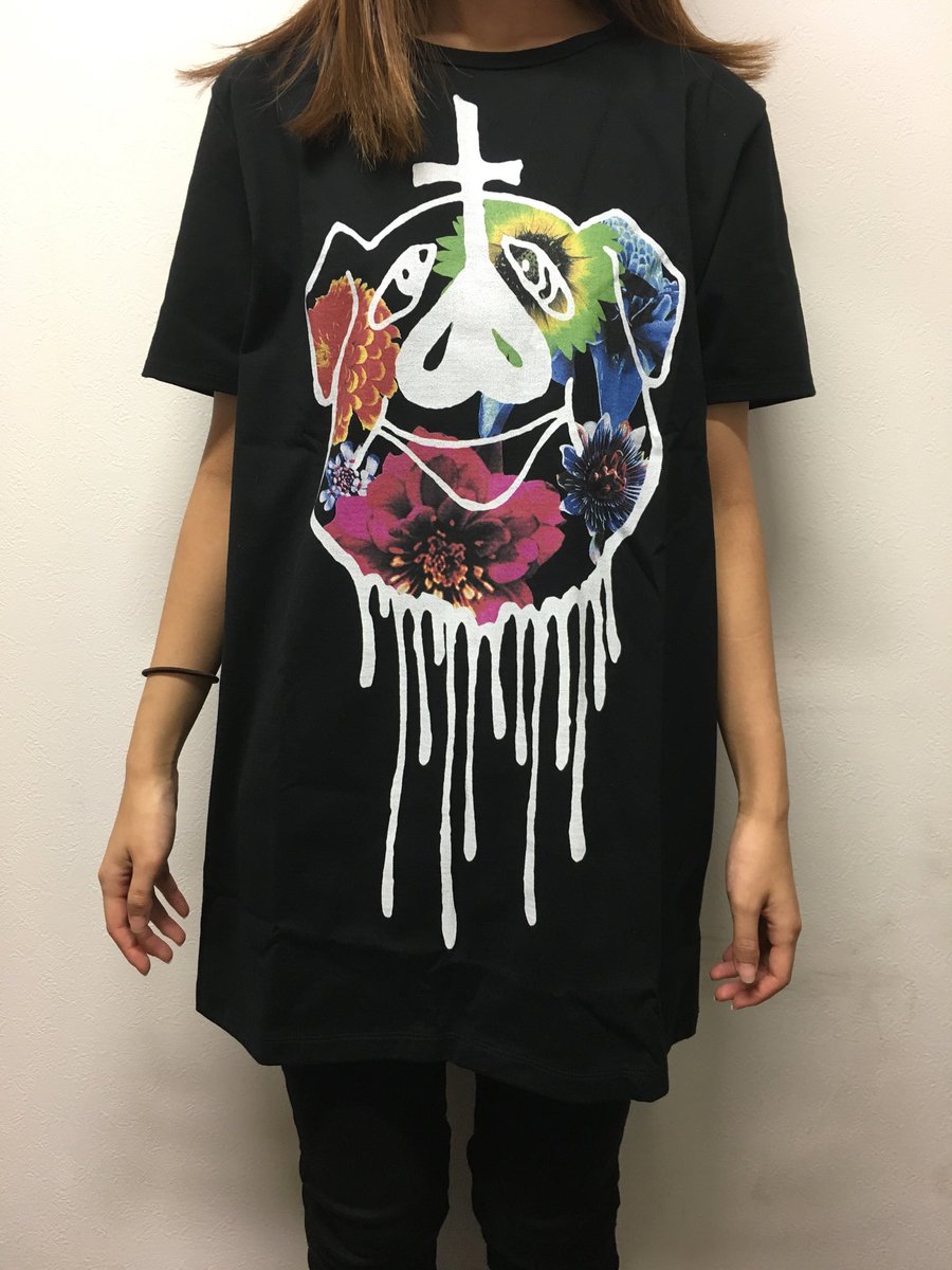 MOSES_HORNS's tweet photo. ◉PigFlowerT
15,000円（税別）
MOSES人気の豚が華やかなお���を纏ったデザインで登場‼︎
これからのシーズンにピッタリな一枚です。
［COLOR] WHITE、BLACK
［SIZE] 44,46
https://t.co/DDiqL7fsST https://t.co/oVVrNrpQBf