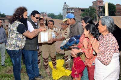 anmolin81017017's tweet photo. #DSSVolunteersProvidingFoodToNeedy 
guru ji helping of people https://t.co/DjpgTm4sSC