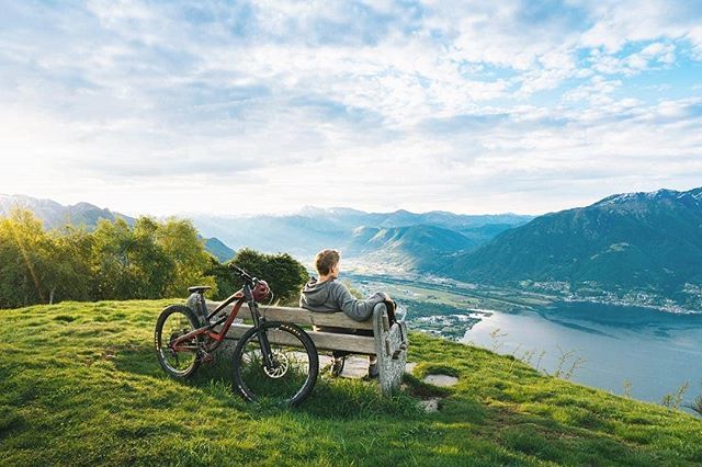 Das Tessin, wie wir es lieben! #MTBswitzerland via  @milozanstudio: 'Mountain biking season has started. Taking a moment to enjoy the sunrise and view before riding down to Lake Maggiore. @ascona_locarno @ticinoturismo  @yt_industries #ytcapra #ticinotur… ift.tt/2sBuQn4