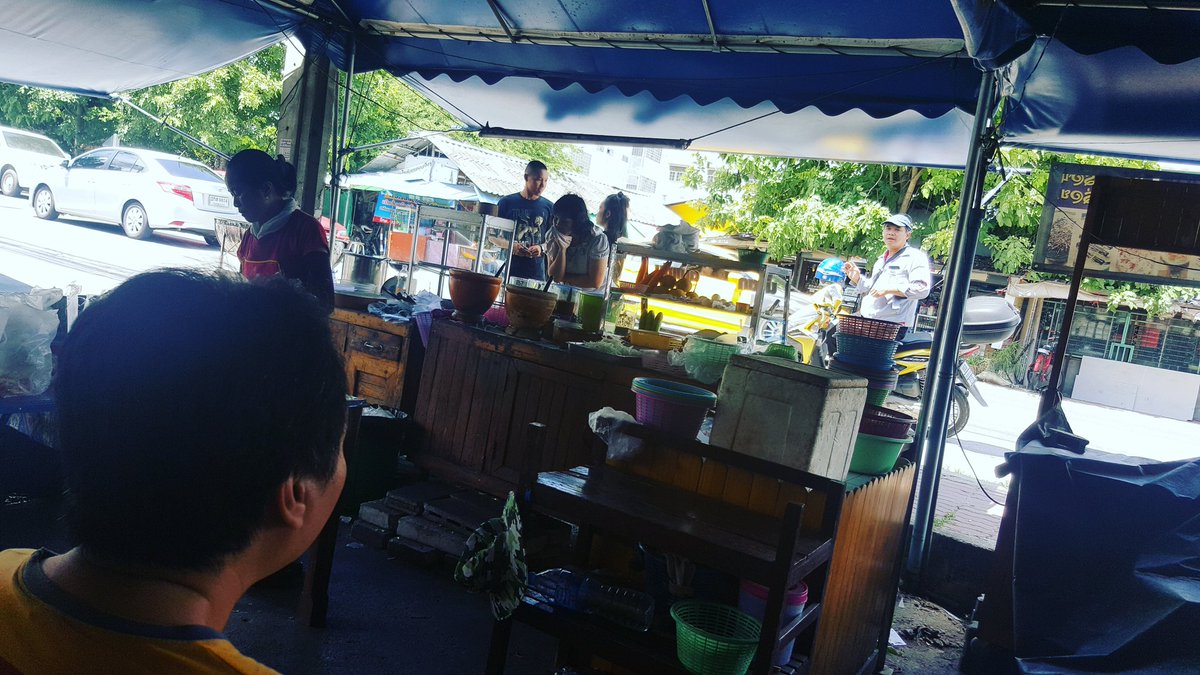 pat_tida's tweet photo. ส้มตำเจ้าอร่���ยที่สุดในเส้นบ้านกล้วย-ไทรน้อย พี่ออกมาช้าไป รออีก 20 คิว❗ 😲😲😲 แต่รับประกัน อร่อยจริง อร่อยจัง แน่นอน #pattyeatallaround https://t.co/yvyLyuz5PZ