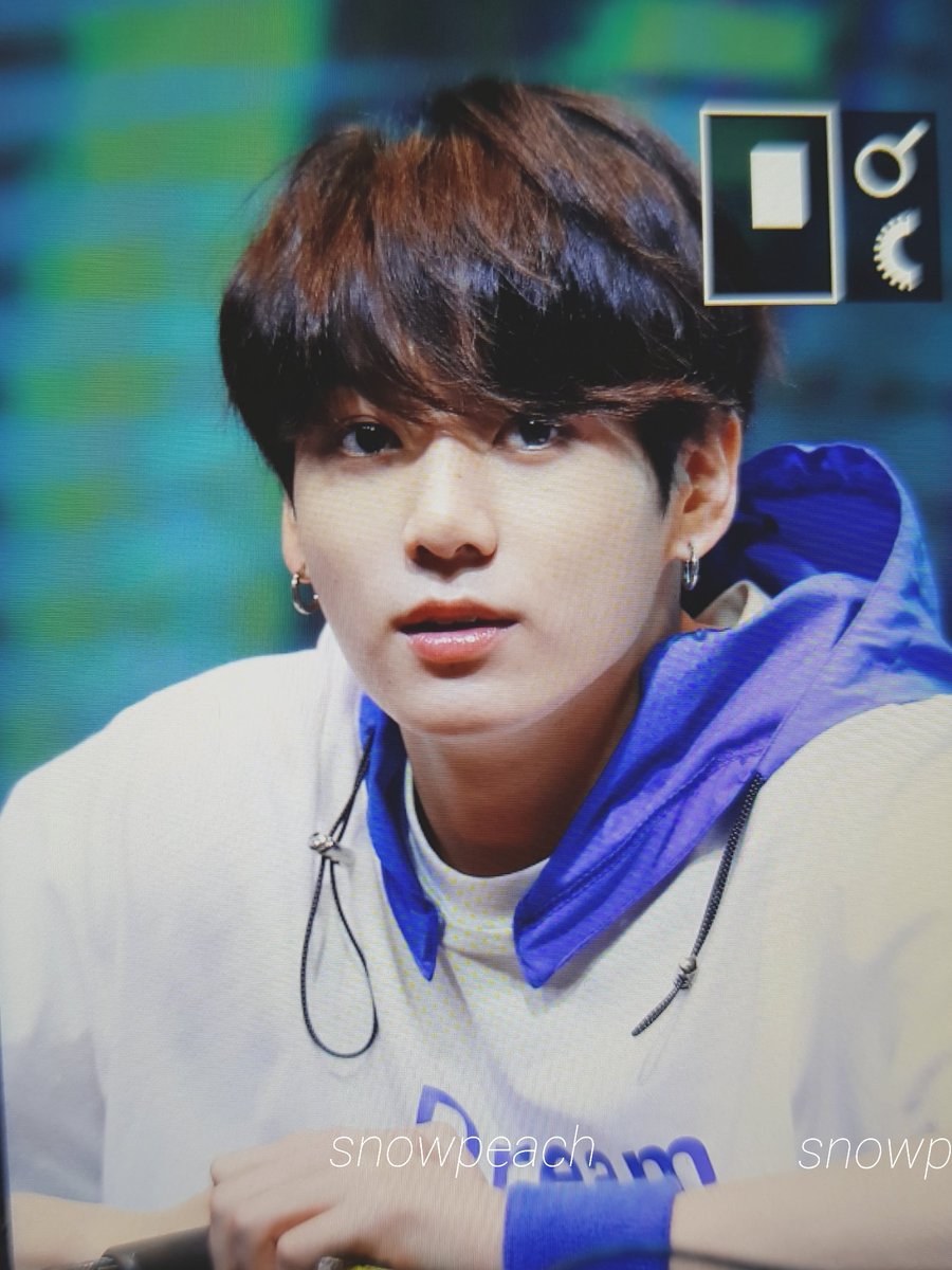 JUNGKOOKcokr's tweet photo. 180603 귀엽고 잘생김ㅠ #정국 @BTS_twt https://t.co/NePGoAgiBZ