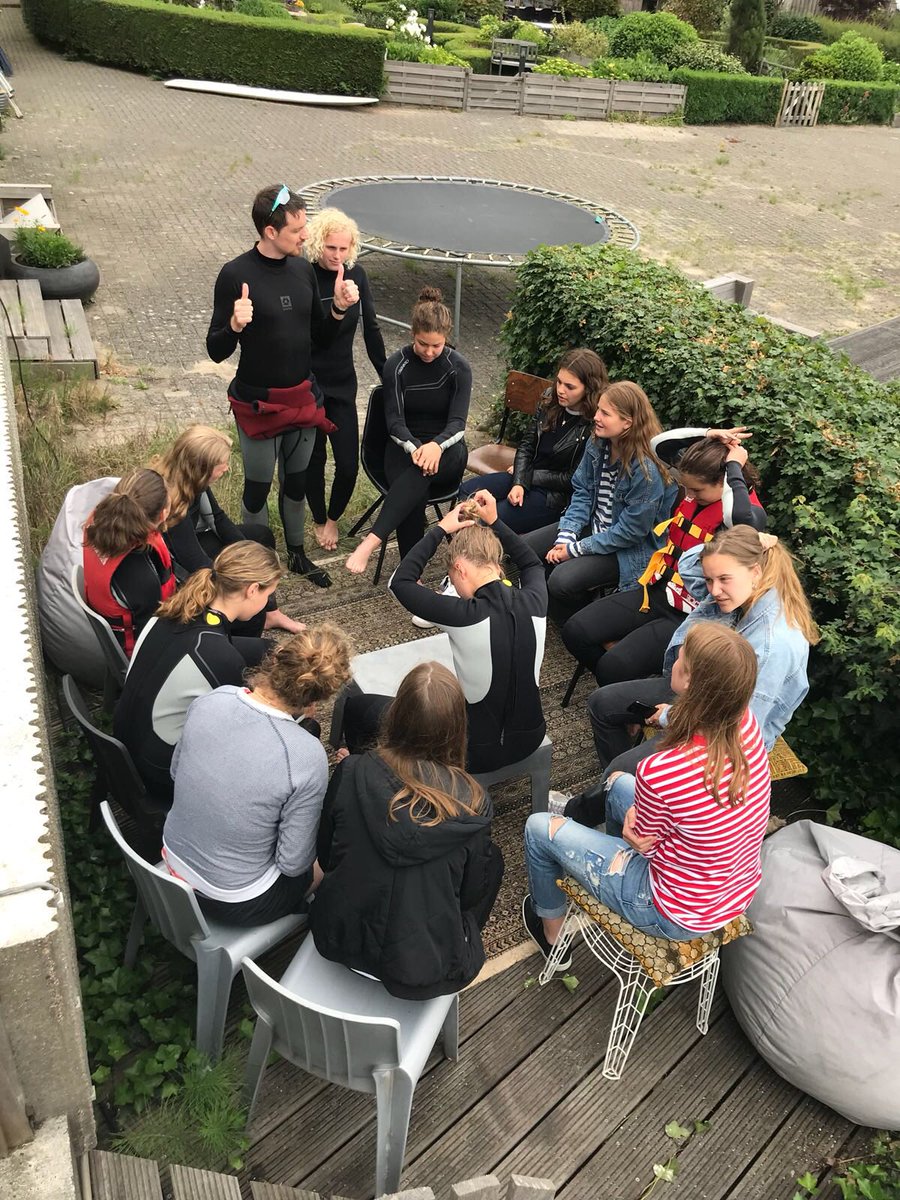 AHBCMB1's tweet image. Wel eens geflyboard? Echt super chille afsluiting van een mooi hockeykaar. Nog 1 week het gas erop ter voorbereiding van de finaledag #SuperB #hockey