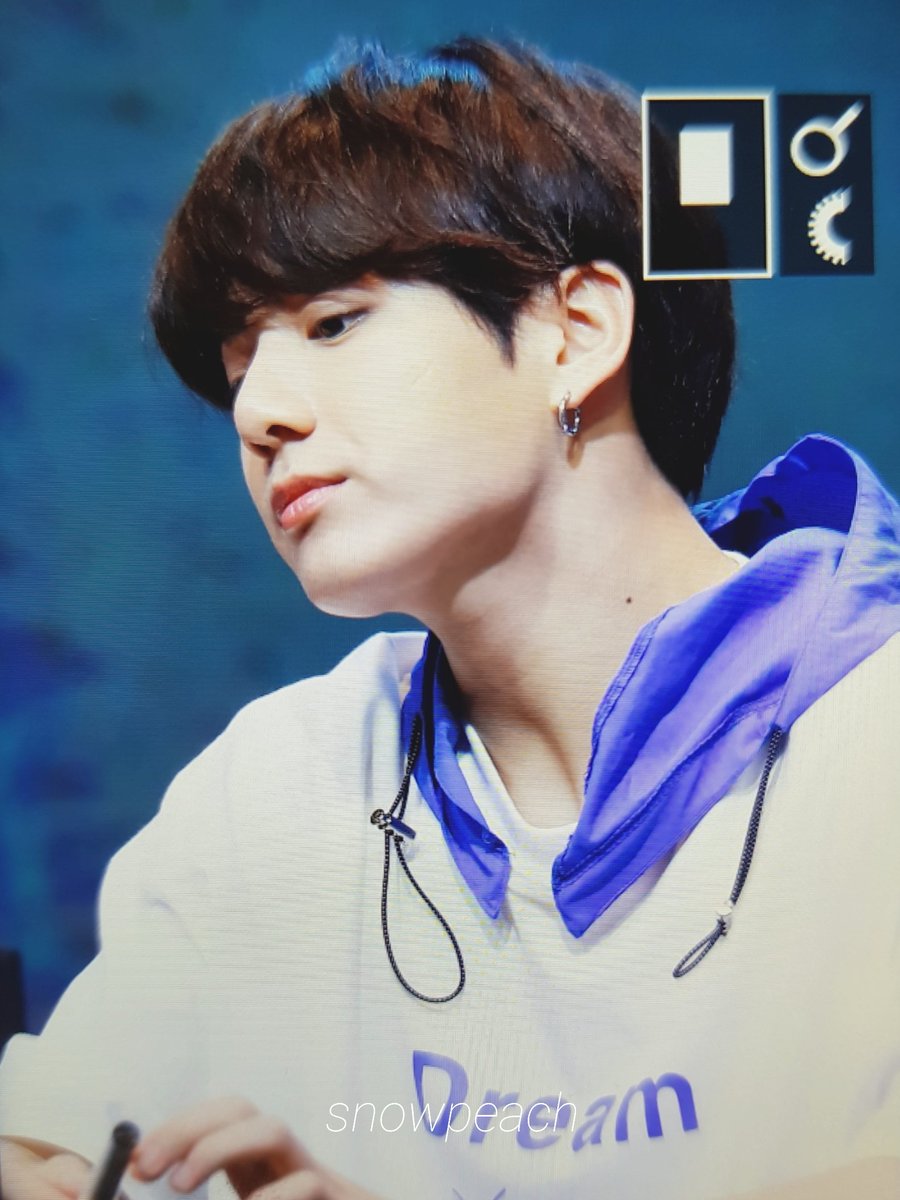 JUNGKOOKcokr's tweet photo. 180603 귀엽고 잘생김ㅠ #정국 @BTS_twt https://t.co/NePGoAgiBZ
