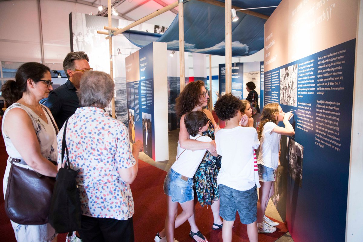 tongtongfair's tweet photo. Laatste dag van de #TTF60! Laatst kans om de tentoonstelling 'Naar Holland; Repatriëring, migratie of vlucht?' te zien, die tien dagen lang duizenden bezoekers geboeid en verrast heeft https://t.co/6mdy18bIs6 https://t.co/f8vDj9Z2hI