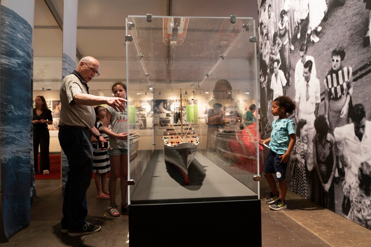 tongtongfair's tweet photo. Laatste dag van de #TTF60! Laatst kans om de tentoonstelling 'Naar Holland; Repatriëring, migratie of vlucht?' te zien, die tien dagen lang duizenden bezoekers geboeid en verrast heeft https://t.co/6mdy18bIs6 https://t.co/f8vDj9Z2hI
